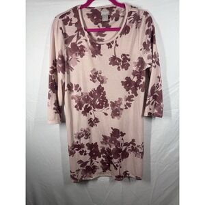 Chico's knit tunic floral print, featuring a split hem and 3/4 sleeves.Sz Medium